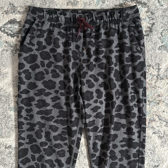 Lululemon Jet Crop in Cherry Cheetah Dark Slate Black - Picture 2 of 10